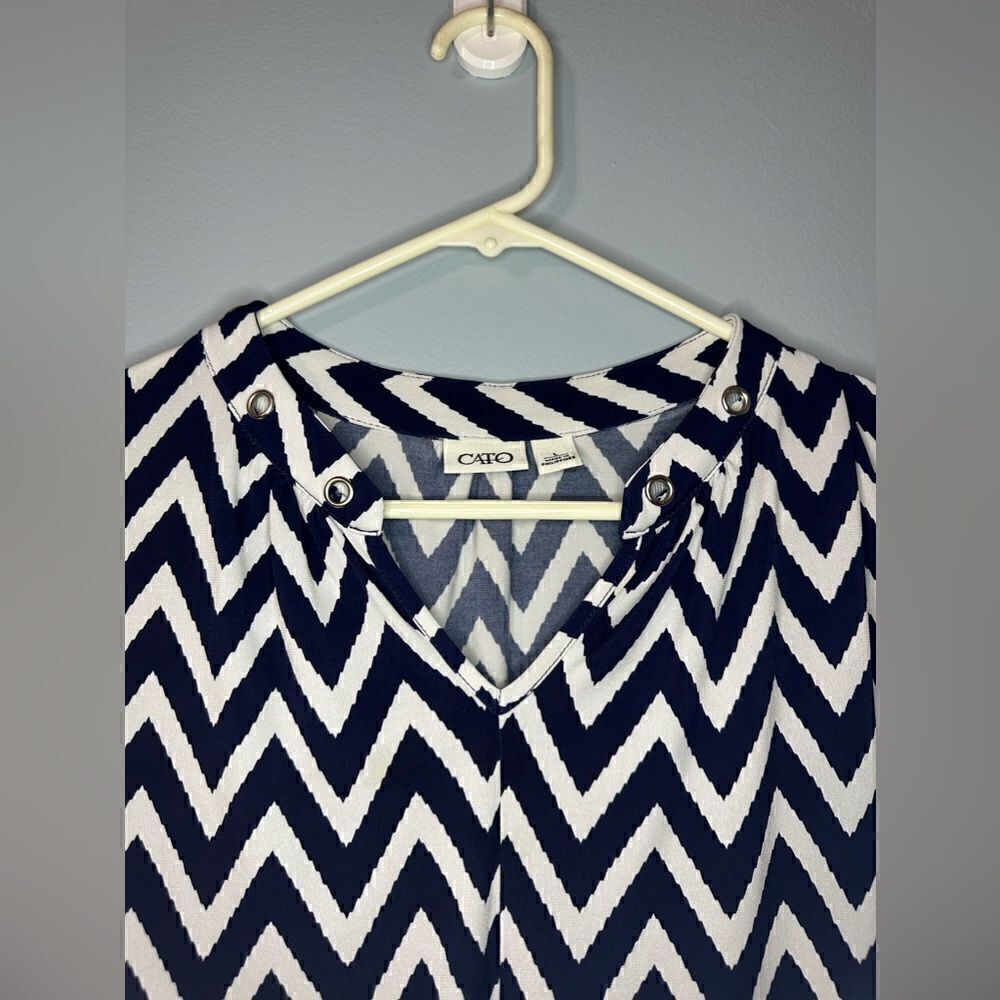 Cato Sleeveless Blouse w built in jewelry - Picture 4 of 8